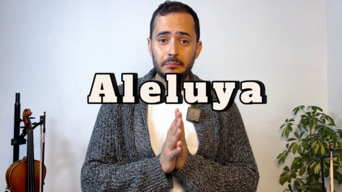 hombre con las palmas de las manos juntas