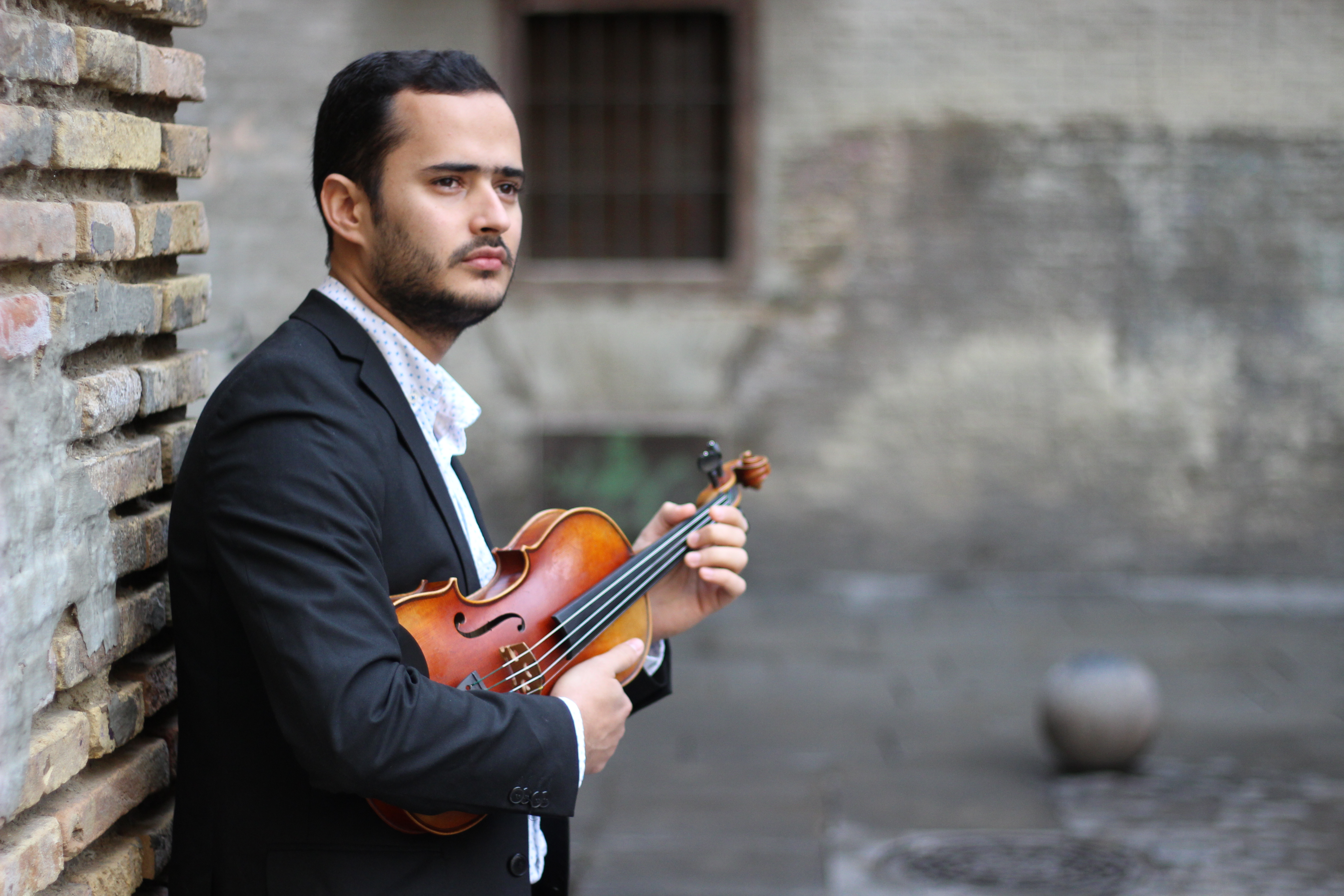 hombre con violín