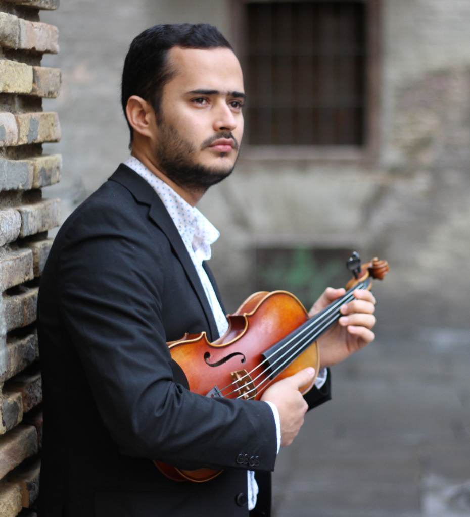 Armando posa con su violín