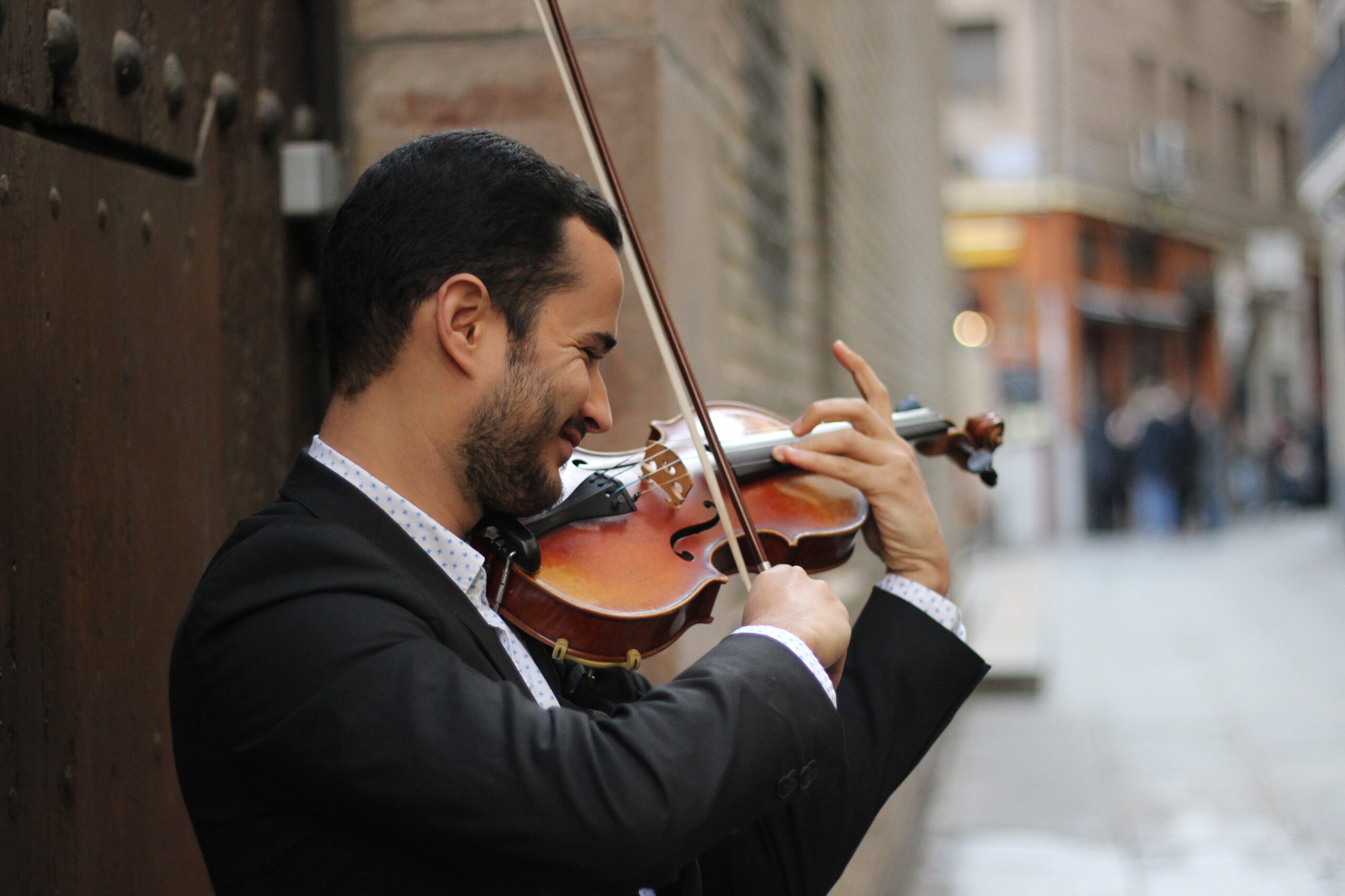 hombre tocando violin