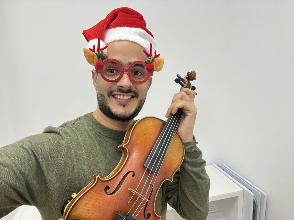 hombre vestido de navidad con violín